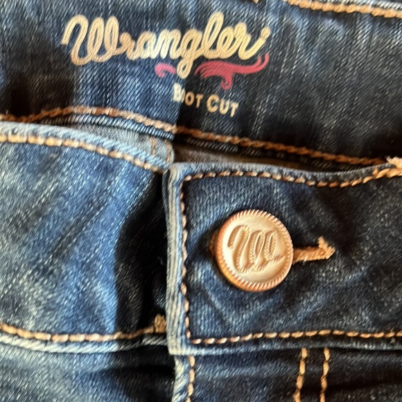 Wrangler boot cut 32” inseam - Picture 4 of 9